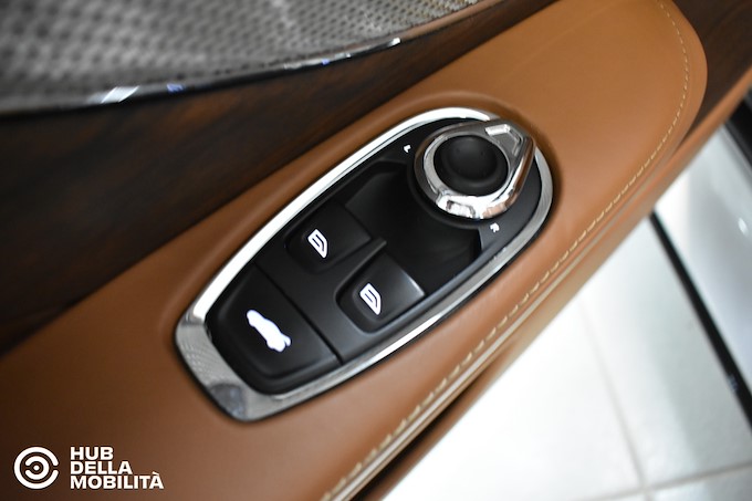 ASTON MARTIN DB12 V8 Volante